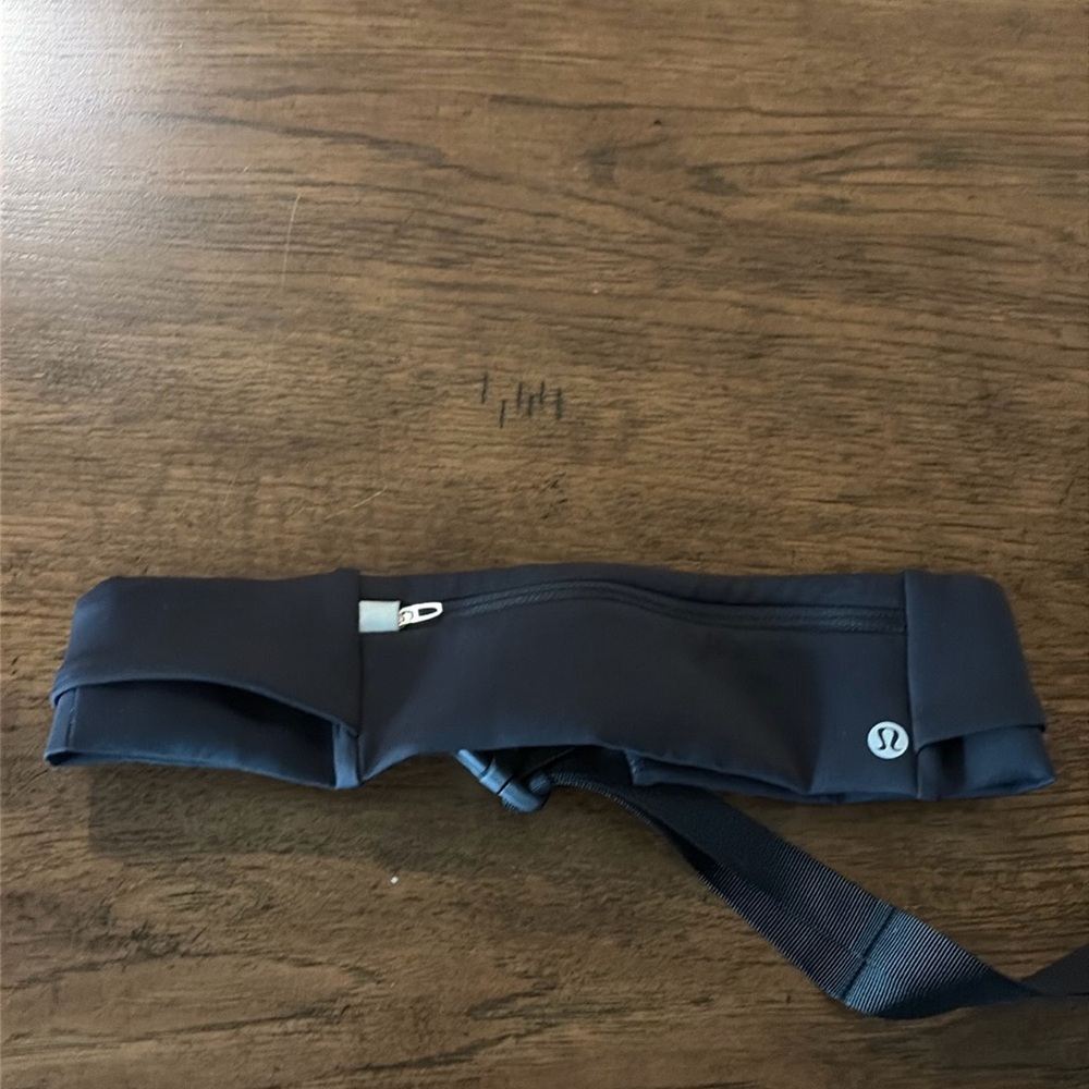 LULULEMON EUC Fast & Free running waist belt. Unisex Size S/M Zippered pocket